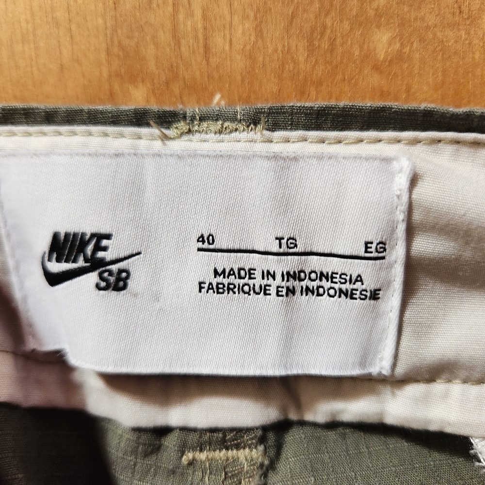 Men's Nike Green Cargo Pants - Picture 2 of 2